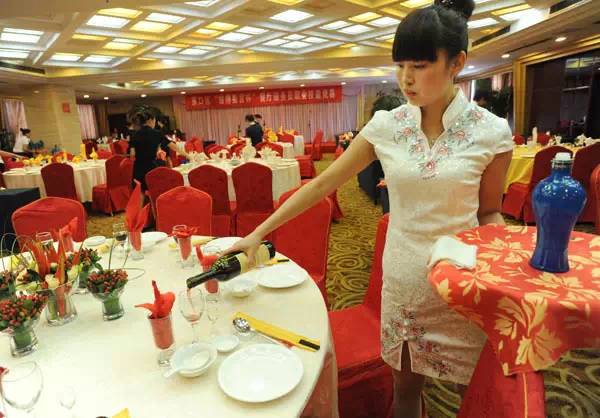 致我們身邊最可愛(ài)的餐飲人——餐飲服務(wù)的點(diǎn)滴辛勞與溫暖