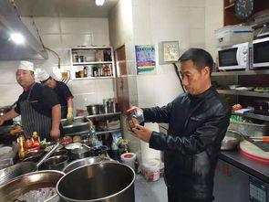 規(guī)范餐飲服務(wù)助推首府三城同創(chuàng)——市區(qū)兩級市場監(jiān)管局聯(lián)合檢查回民區(qū)餐飲單位